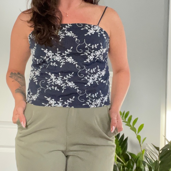 Francesca’s Embroidered Crop Top Size Small - Picture 1 of 5